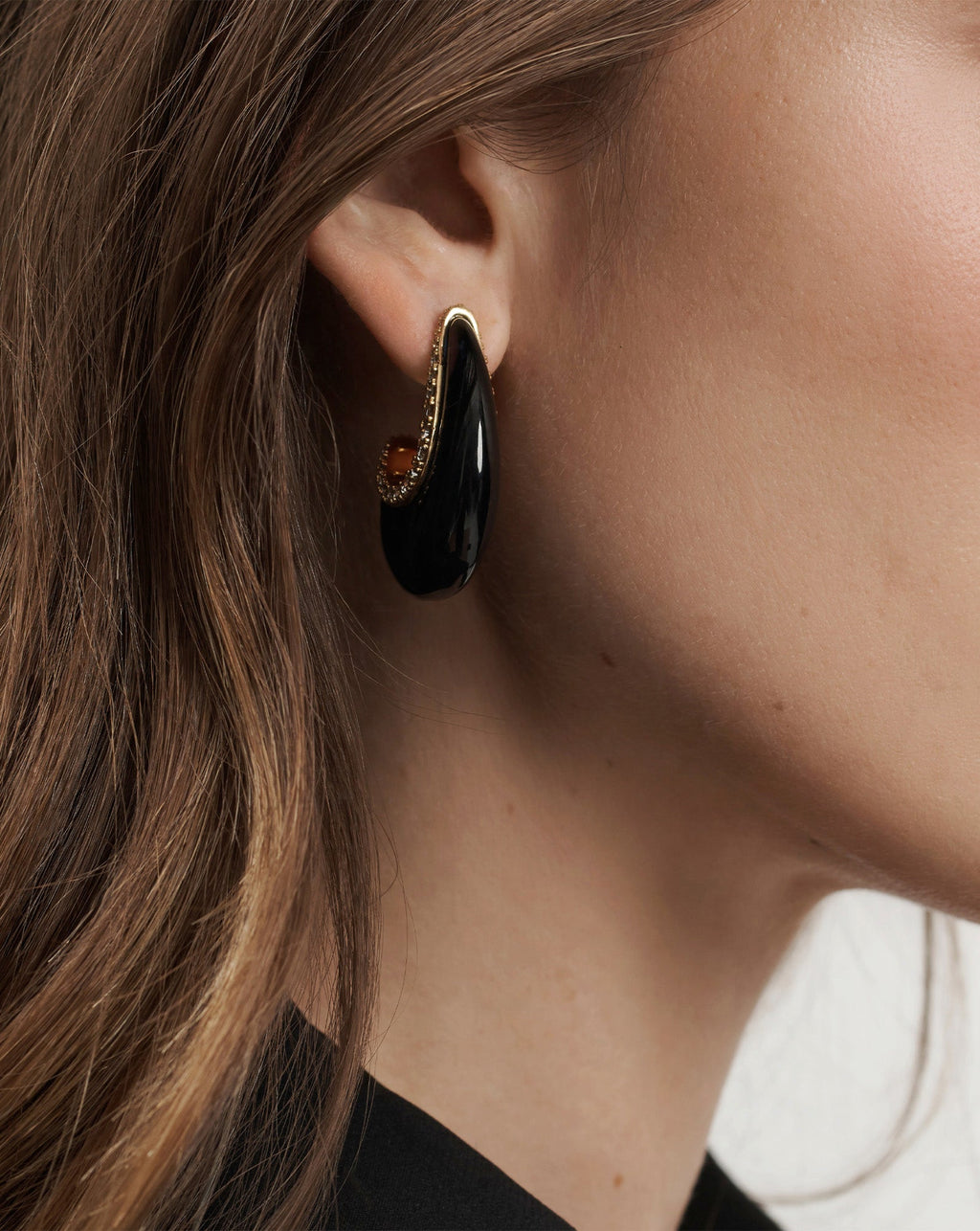 Boucle d'oreille créole en résine en forme de J