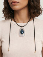 Collier pendentif en cuir noir