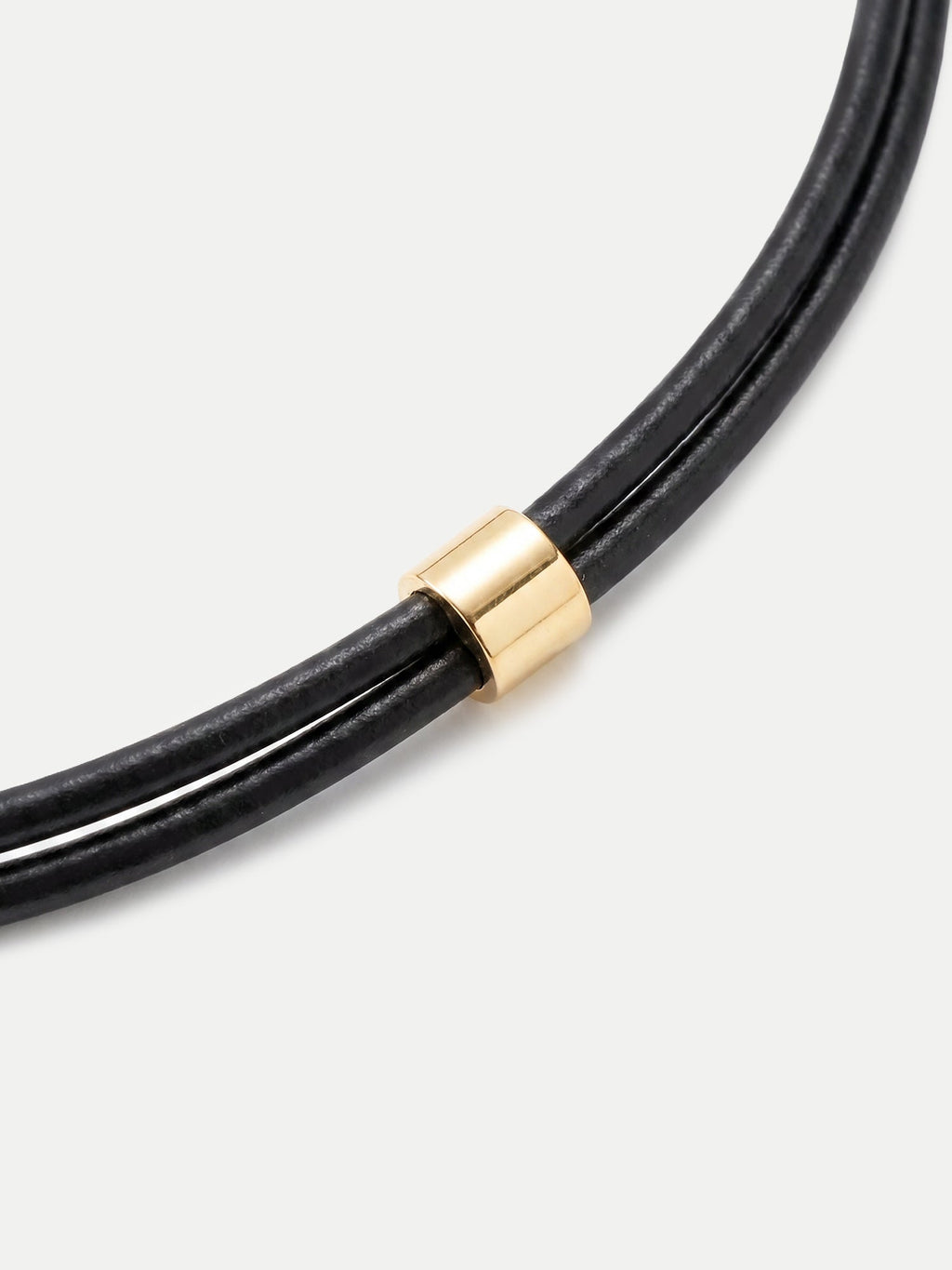 Collier pendentif en cuir noir