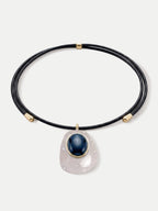 Collier pendentif en cuir noir