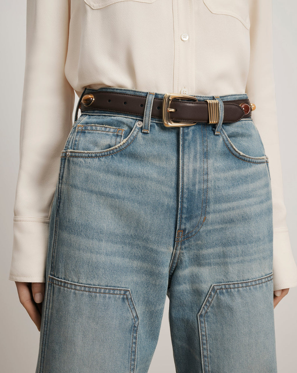 Ceinture en cuir ornée d'un arc