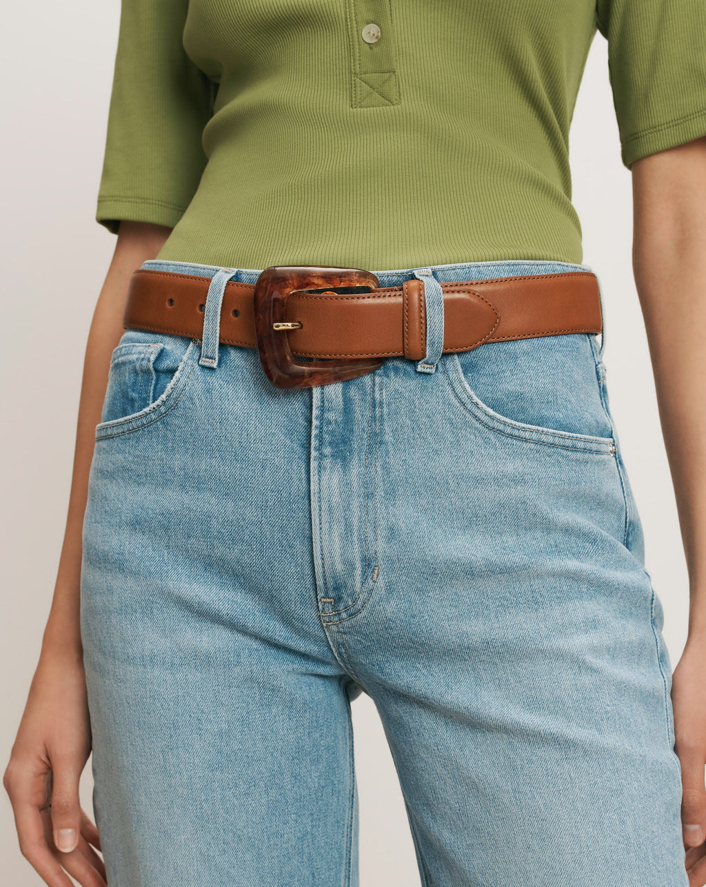 Ceinture en cuir avec boucle en résine arquée