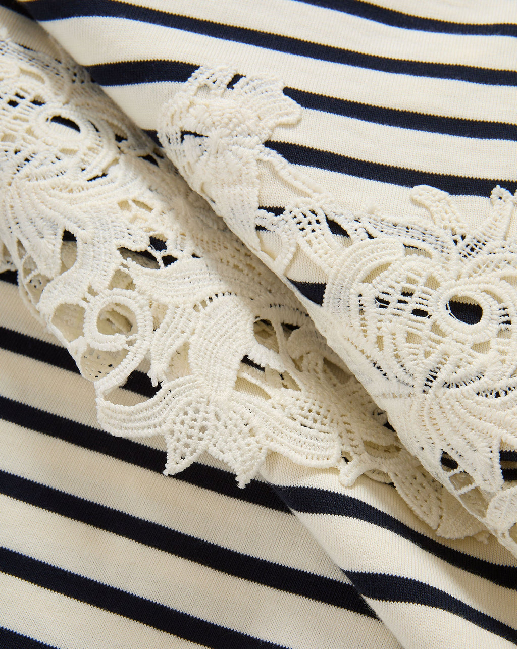 Mini-robe Rhue à ourlet en dentelle rayé
